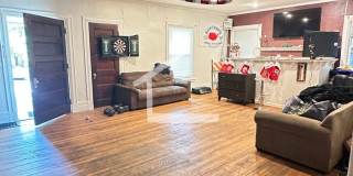 Gorgeous modern entire home perfect for large student groups available 9/1/2027 Gallery 3