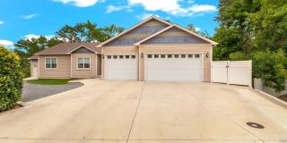 Beautiful & Spacious 4Bd 3.5Bath Home w/An Occupied Mother in Law Suite on Lower Level Gallery 1