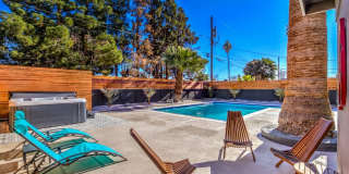 Vibrant, fully-furnished home near downtown with modern updates, pool & spa with flexible stay options! Gallery 41