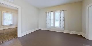 Down Stairs Apartment in Springfield Gallery 16