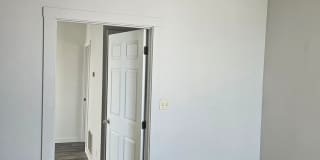 2 bed apartment with a private back porch Gallery 9