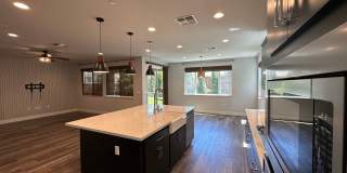 Stunning 4 Bedroom, 3 Bath Mountain House Home Gallery 11