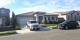 Modern 4 Bedroom Home in City in the Hills Gallery 1