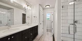 Spacious 5BR House in Monument Gallery 32