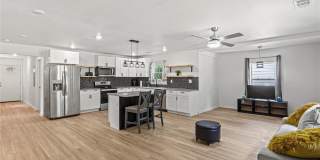 Room in 3 Bedroom Home at Peeples St SW Gallery 4