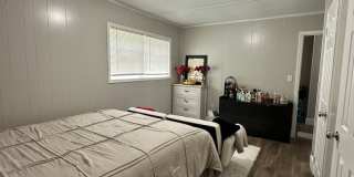 4 Bedroom, 2 bathroom home near Caterpillar Gallery 18