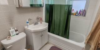 Large 3-bed/1-bath Apartment in the Heart of Rogers Park! Gallery 21