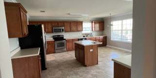 Spacious 4 Bedroom in South Crestview Gallery 14