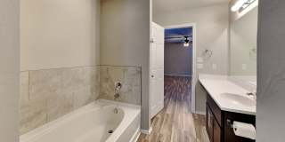 Beautiful 3 Bedroom 2 Bath Home With Storm Shelter in Mustang Schools Gallery 14