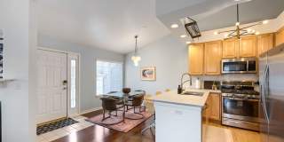 2 BDR Gorgeous Updated Townhome with Huge Garden Gallery 13