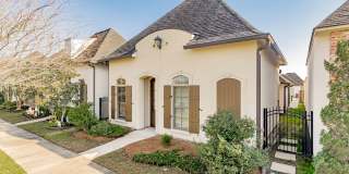 4 Bedroom House with Community Pool Gallery 1