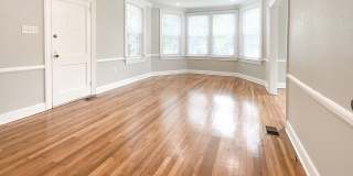 Bright & Spacious 2BR Unit w/ Bay Windows! Gallery 2