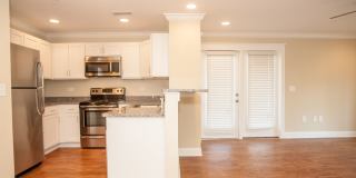 3 Bedroom Townhouse at the Woodlands - END UNIT * only $500 deposit - End Unit- 1 month free Gallery 1