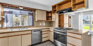 Park Meadows - Brand New Carpeting! Landscaping Included! Gallery 13