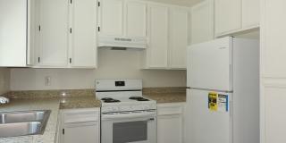 Lovely 2 bedroom townhouse Gallery 11