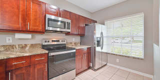 Move-In Ready! 2 BED/2.5 BATH END UNIT in Cypress Landing! Gallery 6