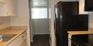 Townhouse Located Near School, Parks, Freeway Access! Gallery 6
