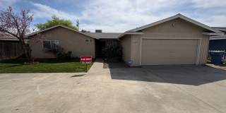 Spacious SE Tulare Home Near Shopping Centers Rent Ready! Gallery 1