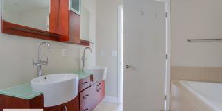 Contemporary 2 bedroom 2.5 bath at the heart of LA Gallery 18