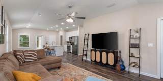 Like New in Heart of Crestview - AVAILABLE IN MAY! Gallery 6