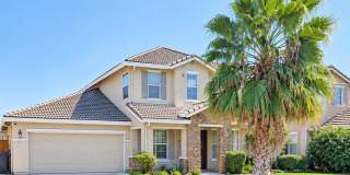 Bright & Spacious 5-Bedroom  and 3.5 Bathroom Home in Fresno! Gallery 1