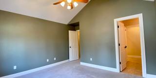 Warm & Inviting Home with Bonus Den in Prime SW Bend Location Gallery 21