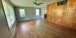 Charming 3 bed 1 bath with garage in quiet neighborhood! Gallery 4