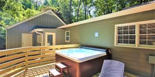 FURNISHED: Modern 6 Bdrm (7 beds) Home with BBQ, Foosball, HotTub & Private Pool - Close To Airport&Downtown Gallery 8