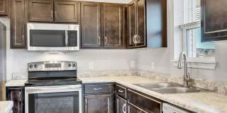 Beautiful 2 Bed 2 Bath | Waterloo | Near Lost Island Waterpark Gallery 5