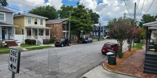 Charming Railroad-Style Townhouse Near Forsyth Park & Starland Gallery 19
