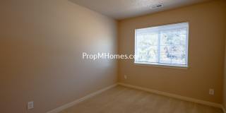 Three Bedroom Townhome in Great Canby Neighborhood! Gallery 11