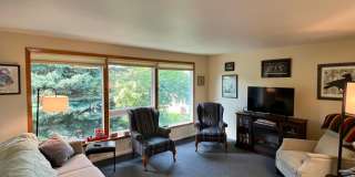 Available Nov 1st / Furnished / 1-Car Garage / 1 Dog on Approval Gallery 5