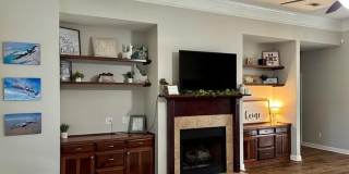 Spacious 4BR Home with Fireplace, Screened Porch & Privacy-Fenced Yard Gallery 5