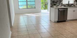 Spacious 2/1 duplex home in the Imperial Shores neighborhood Gallery 7
