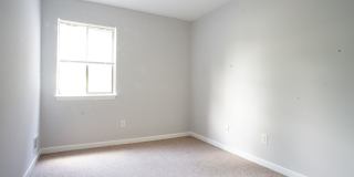 3 Bed/2 Bath Townhouse. On Bus Route to Campus. Parking. Gallery 11