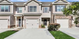 Charming 3-Bed Townhome in Prime Richmond Hill Location! Gallery 1