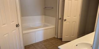 Beautiful single family home with fenced in yard! Gallery 4