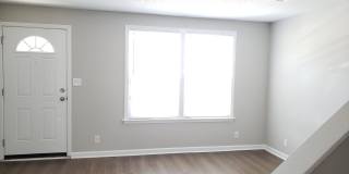 END UNIT!! 2 Bed/1.5 Bath Townhouse! Water/Garbage Included! Walk to APSU! Gallery 8