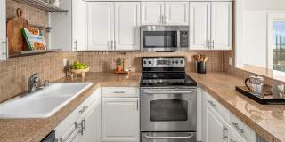 Top-Floor Corner Condo with Spectacular Views of the Space Needle & TWO Parking Spaces Gallery 9