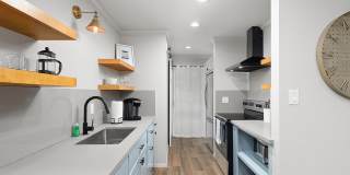 Centrally located apartment with pool! Gallery 6