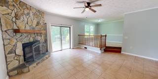 Charming 3 bedroom / 2 bathroom home with large fenced backyard near shopping & Fort Bragg! Gallery 6