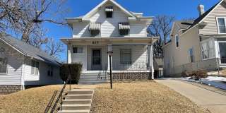 Cute & Retro 3 Bedroom Home in Midtown w/ Garage! Gallery 1