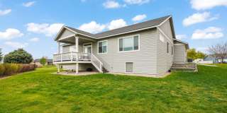 STUNNING 3bd/2ba Custom Home w/3 Car Garage on a Huge Lot! Gallery 22