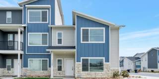 Stunning 3 Bed 2.5 Bath Enormous Townhome in Great Farmington Location! Available on June 10th! Gallery 1