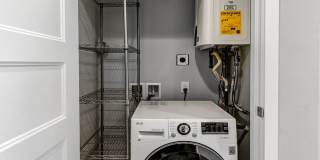 Stylish 2BR Townhome with Rooftop Deck & A/C Near Light Rail Gallery 10