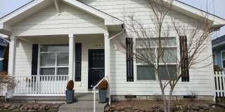 Charming 2 Bedroom, 2 Bathroom Cottage in Central Point Gallery 1