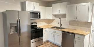 Remodeled Detached Above-Garage Hull Apartment! Gallery 1