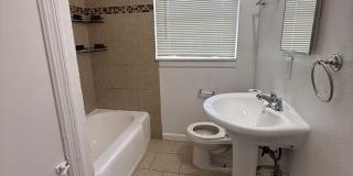 Charming 3BR Home w/ Hardwood Floors & Private Yard – Great SA Location Gallery 8