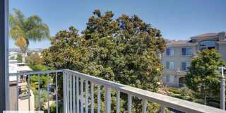 Contemporary 2 bedroom 2.5 bath at the heart of LA Gallery 3