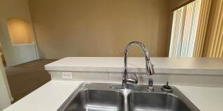 Beautiful 3 room /2.5 bath Gated Community W/ Pool Close to the Skyway Gallery 10